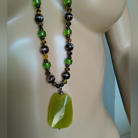 VINTAGE VERY LONG GLASS BEADED NECKLACE W/ LARGE GREEN DIAMOND CUT STONE - Picture 4 of 9
